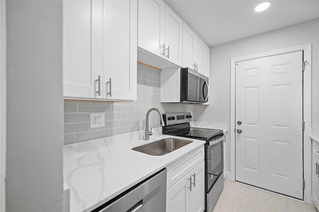 Building Photo - 1060 Oak St SW