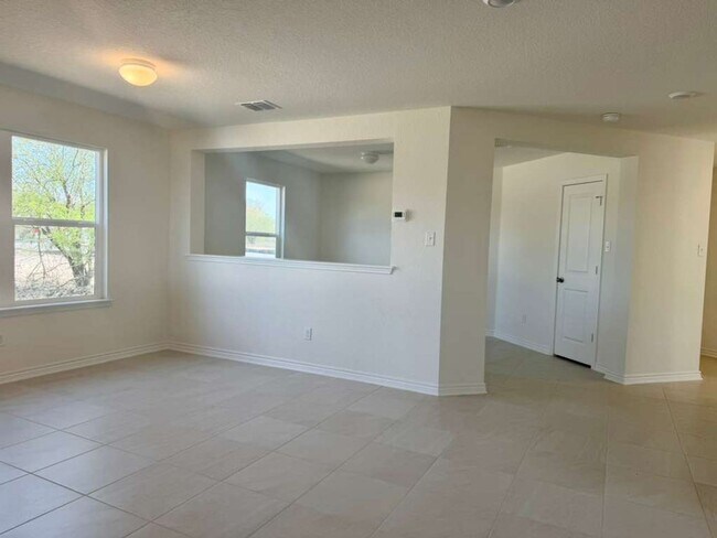 Building Photo - Modern Comfort Meets Style in Mariposa Manor