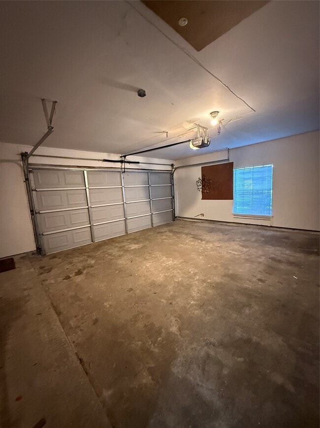 Building Photo - 15307 Pebble Lake Dr