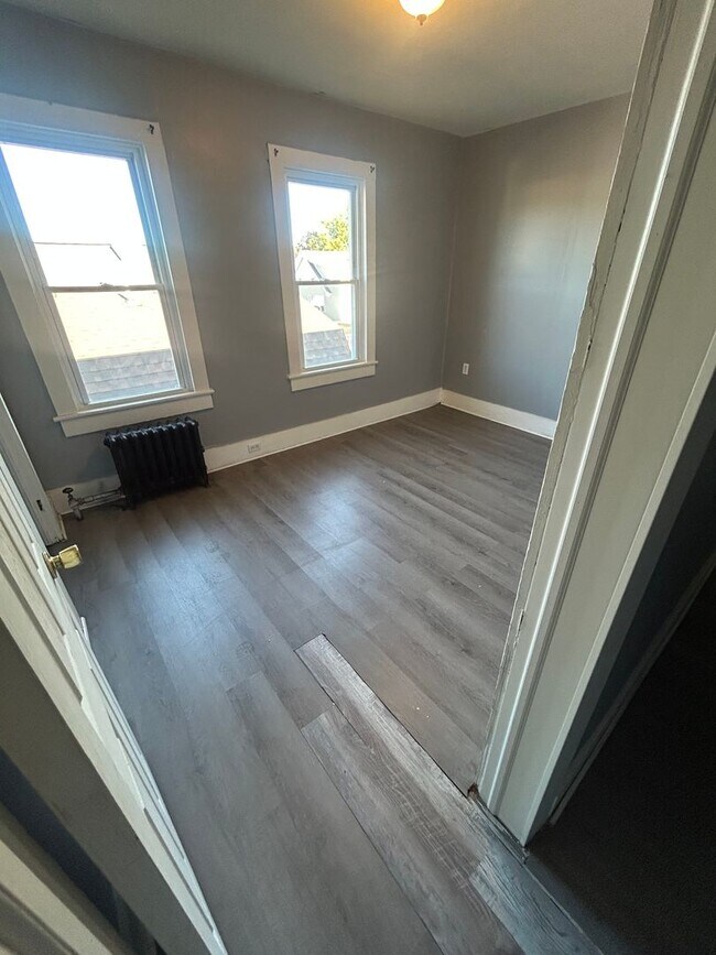 Building Photo - One Bedroom Apartment in Kingston!