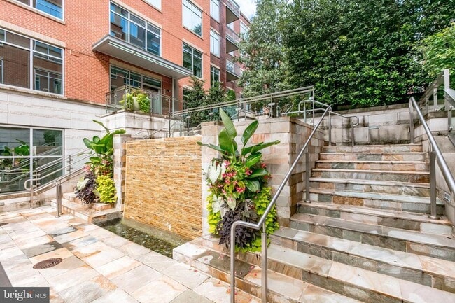 Building Photo - Welcome home to one of Arlington's most sought after neighborhoods.