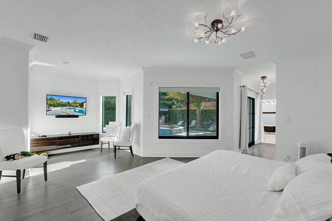 Building Photo - 614 Poinciana Dr