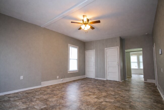 Building Photo - Convenient Home in Close Proximity to Downtown!