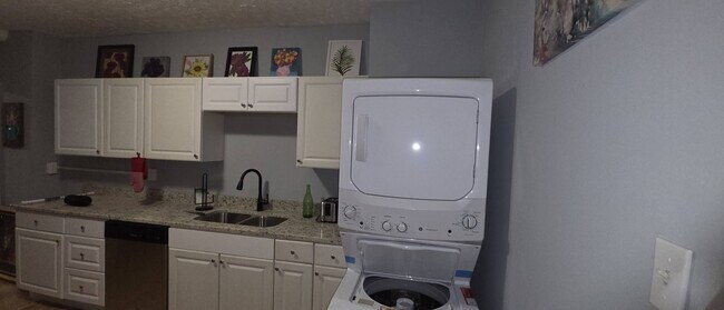 Building Photo - 414 Dayton St