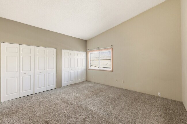 Building Photo - Charming 3 Bedroom Townhomes at Rockrimmon