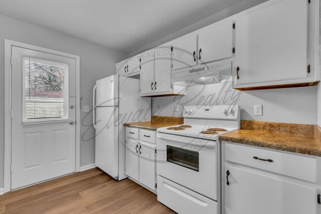 Building Photo - Two Bedroom Ranch Duplex in North Columbia (1/2 off first months rent)!