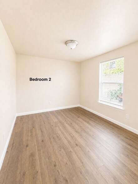 Building Photo - 824 Karnes St