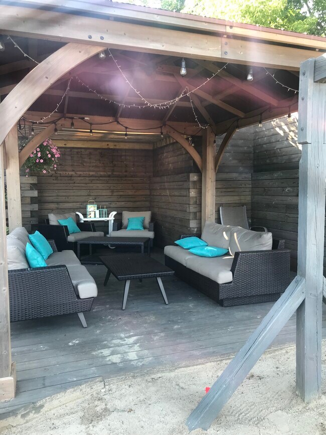 Building Photo - 3599 Orchard Lake Rd