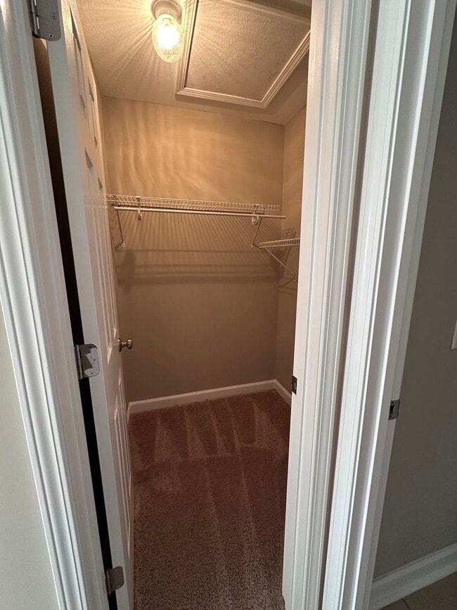 Building Photo - Eagle Landing - End Unit