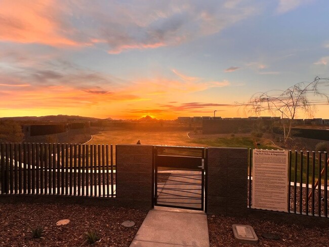 Building Photo - Charming 2BR Condo in Phoenix