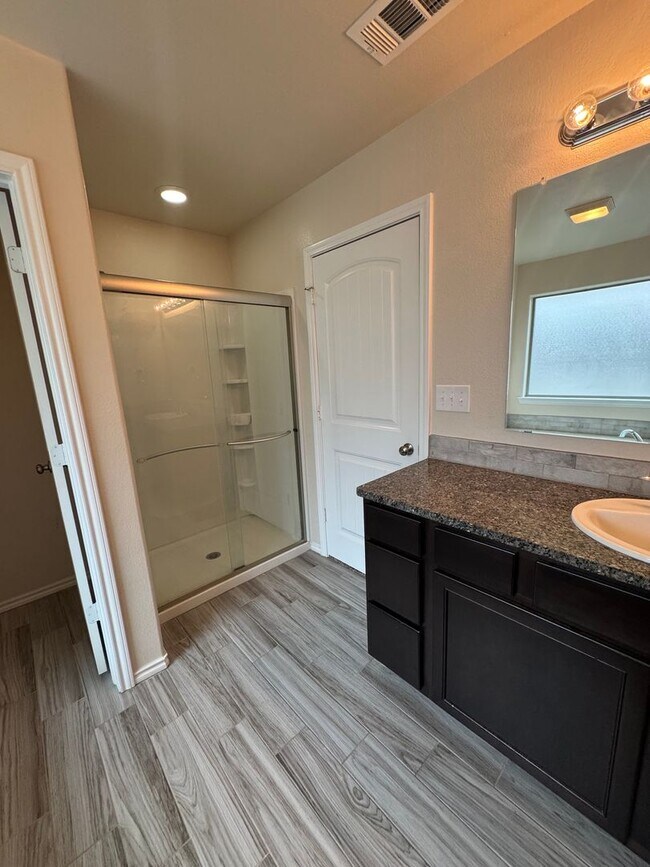 Building Photo - Located in Heritage Hills!!! 3/2/2 Fabulou...