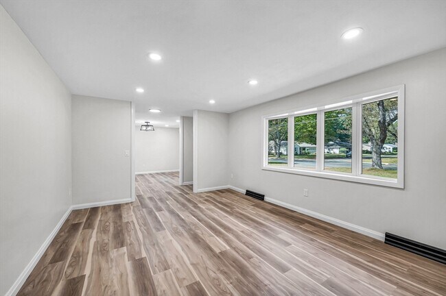 Building Photo - 557 Maple Rd