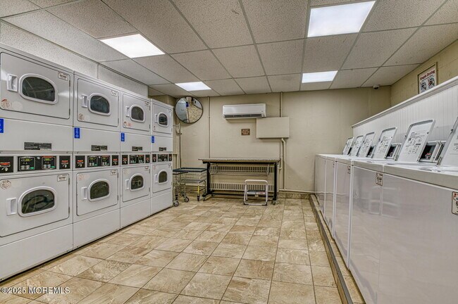 Building Photo - 510 Deal Lake Dr