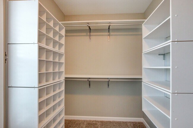 Building Photo - Executive Home on Cul de sac off exit 8.  Hurry.