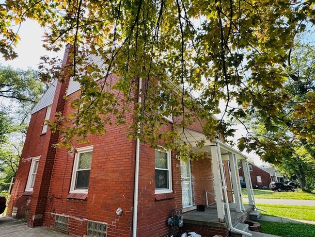 Building Photo - 2 Bedroom 1 Bath Half Duplex  Section 8 Ready