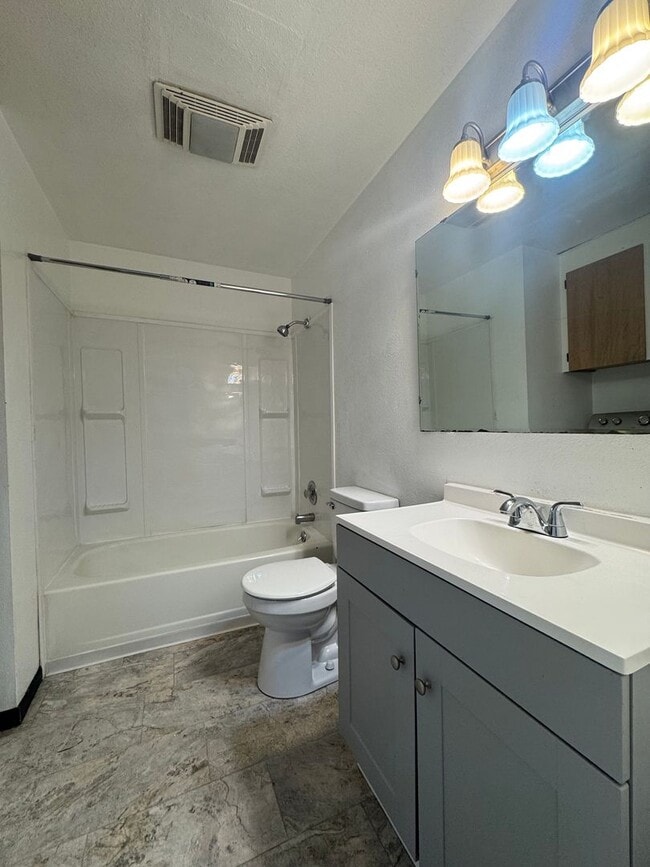 Building Photo - PET FRIENDLY 4 Bedroom 2 Bath