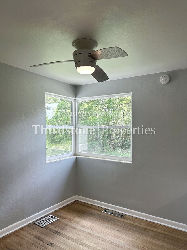 Building Photo - 1120 Skye Dr E