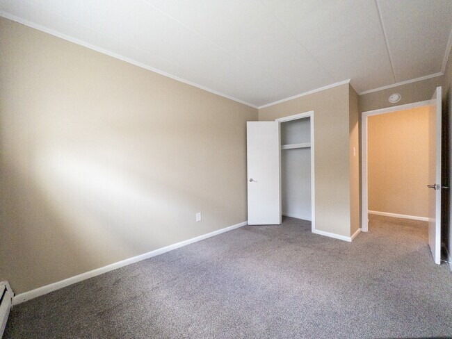 Bedroom | Lincoln Court Apartments - Lincoln Court Apartments