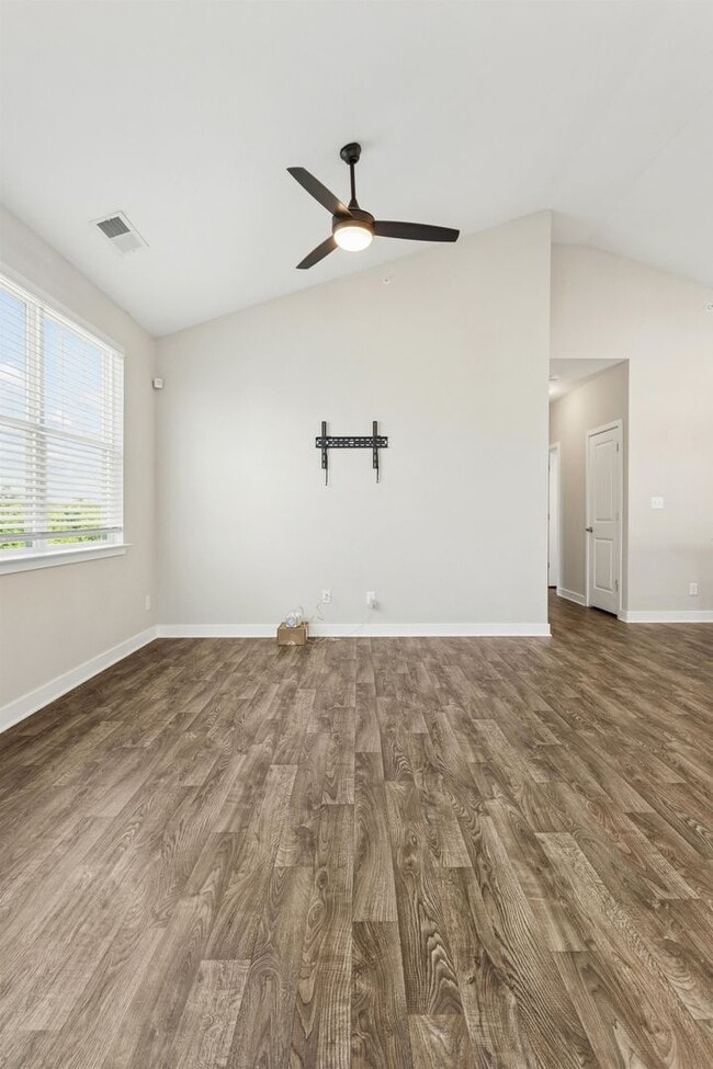 Building Photo - End Unit 2BR Condo with Garage, Balcony & Open Living