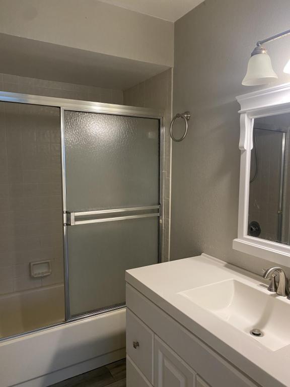 Building Photo - 3950 Atrium Dr