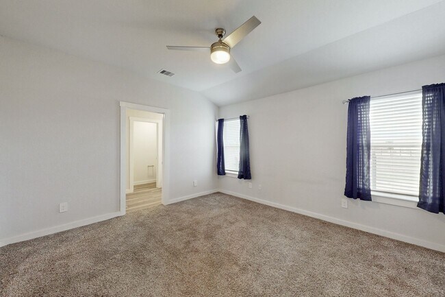 Building Photo - 3 Bedroom, 2 Bath in Midtown Subdivision C...
