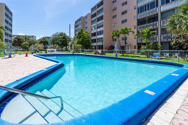 Building Photo - 319 NE 14th Ave