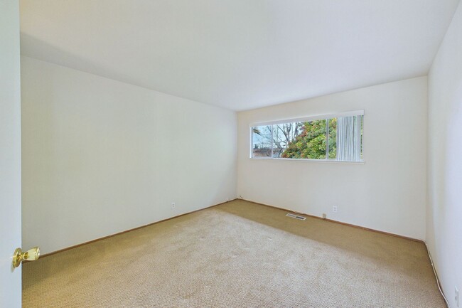 Building Photo - 1333 Regent St