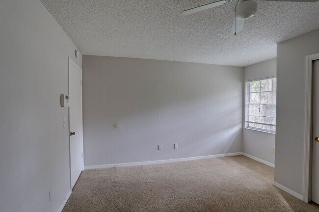 Building Photo - 370 Springdale Dr