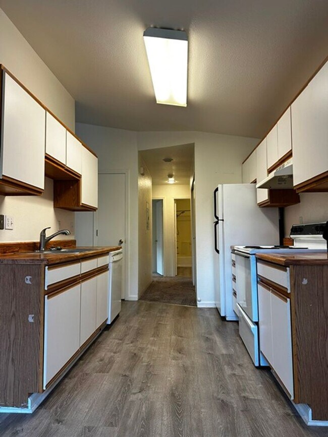 Building Photo - 2 bedroom duplex