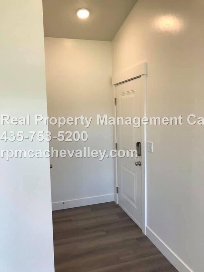 Building Photo - 163 E 550 N