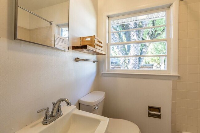 Building Photo - 104 Stratford Ct