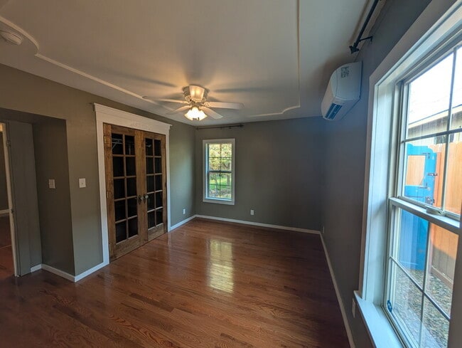 Building Photo - 501 NE Broadway St