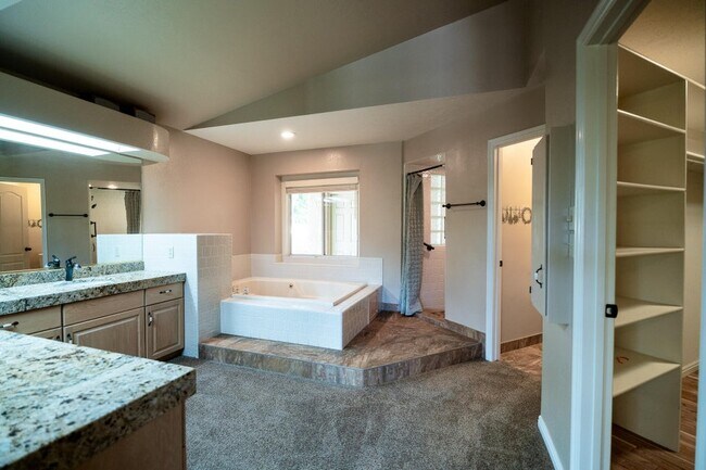 Building Photo - 984 Larkspur Rd