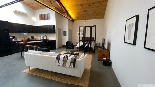 Building Photo - 747 1/2 Columbia St