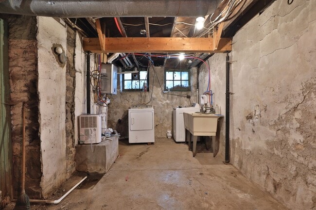 Building Photo - 2104 Iuka Ave