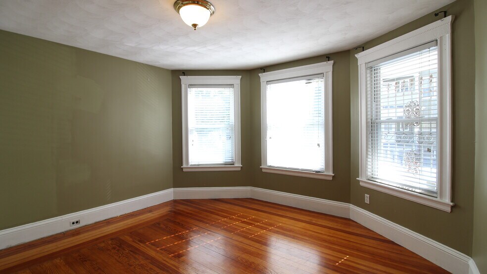 Building Photo - 162 Walnut St