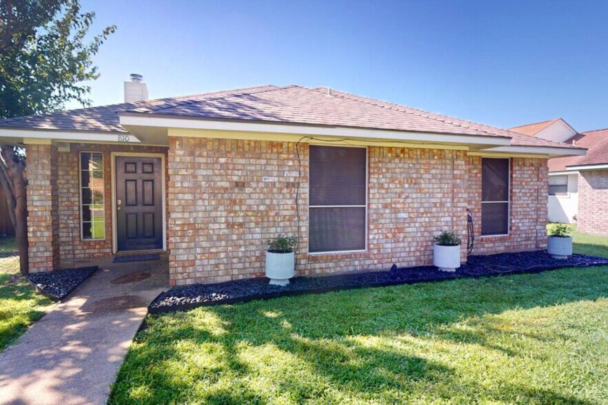 Building Photo - 810 Camellia Ct