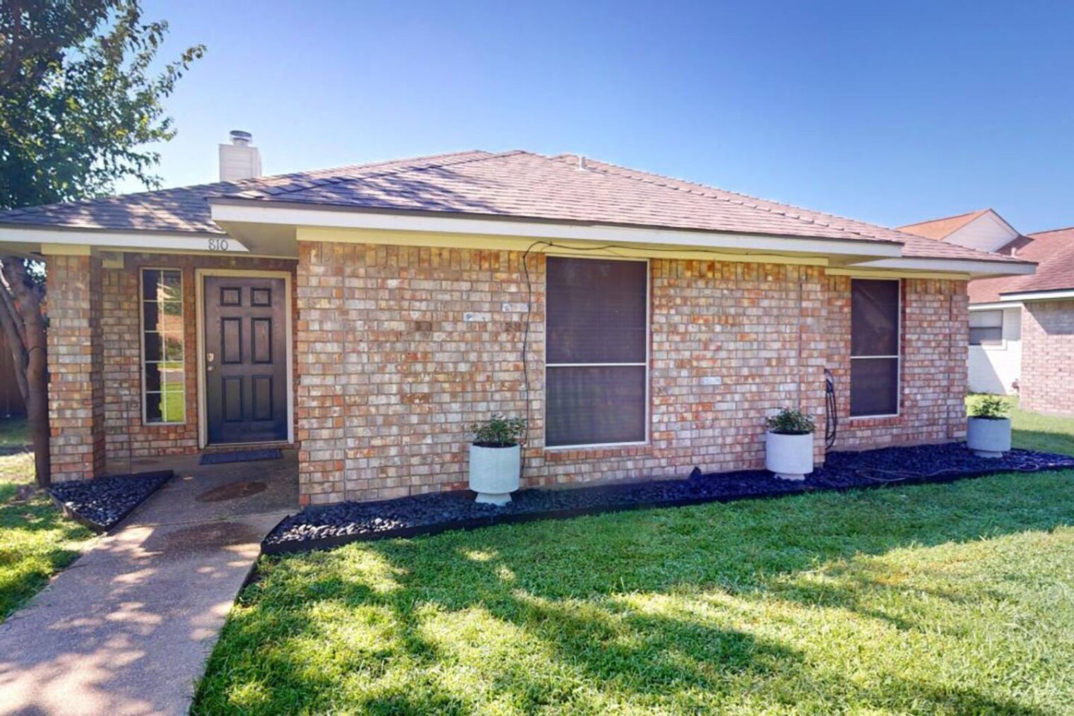 Building Photo - 810 Camellia Ct