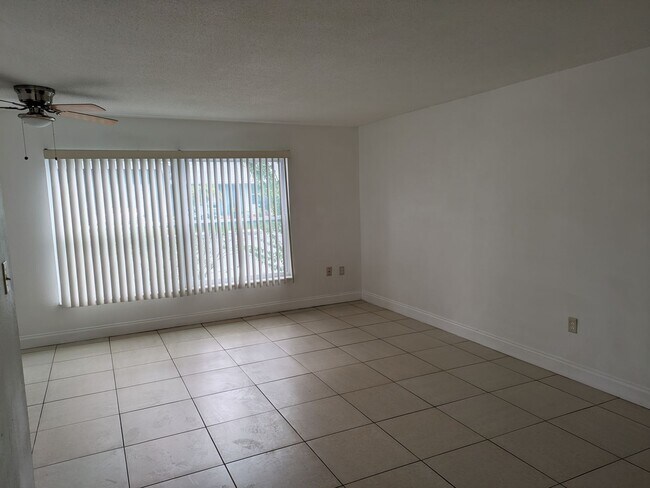 Building Photo - Ground Floor 2/1 **Water/Sewer Included**