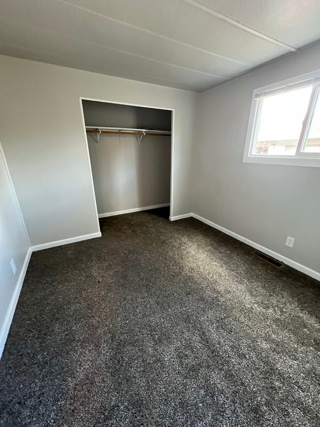 Building Photo - Newly remodeled 2/1 + bonus room located i...