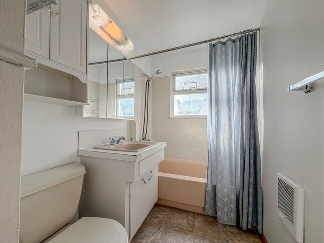 Building Photo - 3221340