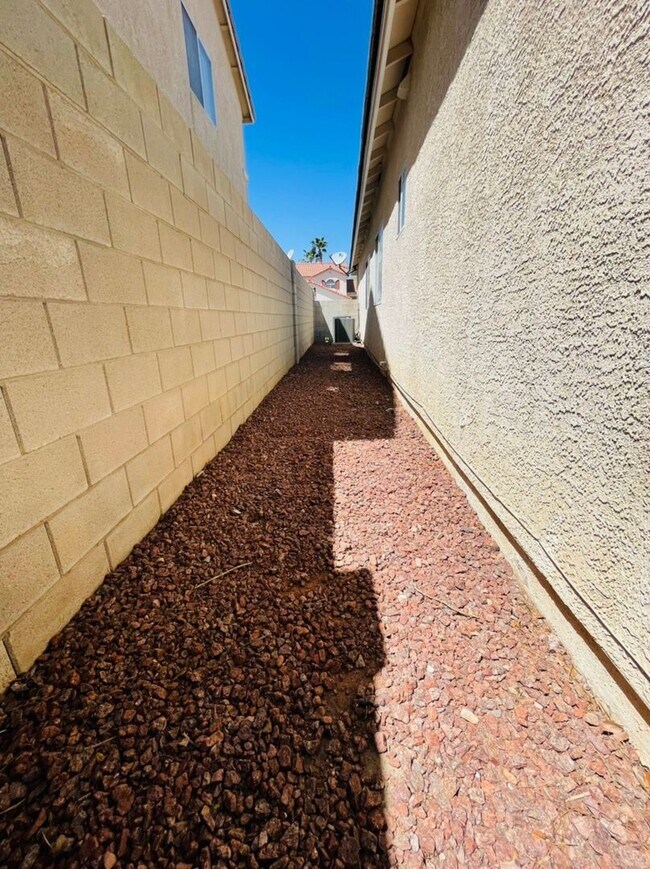 Building Photo - Single-story 4 Bed nestled in the desirable Green Valley Ranch!  3 Car Garage!