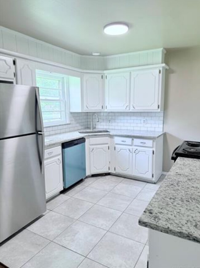 Building Photo - Charming 3-Bedroom Home Near the Rose Dist...