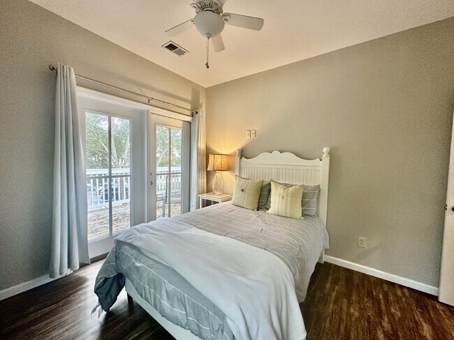 Building Photo - Two Bedroom Apartment in the Heart of Bluffton's Promenade!
