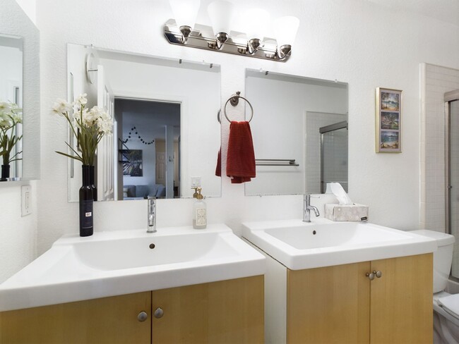 Building Photo - Remodeled 2-bedroom loft unit now availabl...