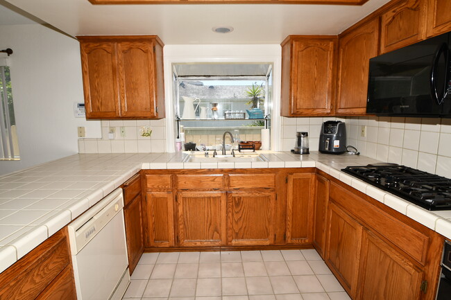 Open kitchen with plenty of counter space. - 1920 Havemeyer Ln