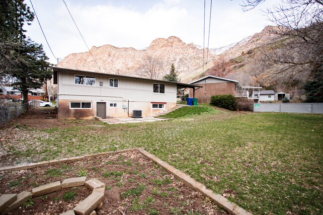 Building Photo - 732 Hislop Dr