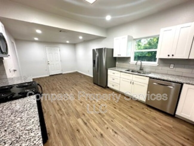 Building Photo - 300 N Oak Dr