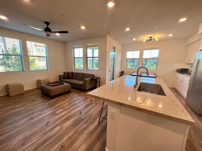 Building Photo - 2 bed 2bath w/attached garage, Pet-friendl...