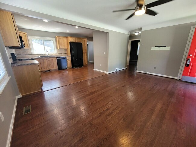 Building Photo - Spacious 3-bedroom, 2-full Bath Ranch